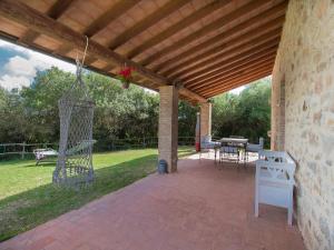 eine Terrasse mit einer hölzernen Pergola und einem Tisch in der Unterkunft Holiday Home Sweet Maremma by Interhome in SantʼAntonio