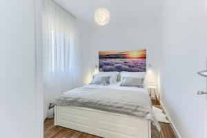 Postel nebo postele na pokoji v ubytování St.Lucija