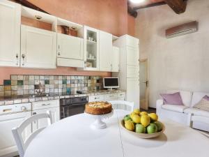 eine Küche mit einem Tisch und einer Obstschale darauf in der Unterkunft Holiday Home Sweet Maremma by Interhome in SantʼAntonio