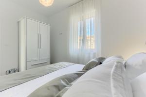 Postel nebo postele na pokoji v ubytování St.Lucija