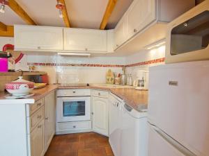 Η κουζίνα ή μικρή κουζίνα στο Holiday Home Le Clos du Rigaud-1 by Interhome