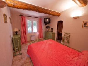 a bedroom with a red bed in a room at Holiday Home Cucuron by Interhome in Cucuron