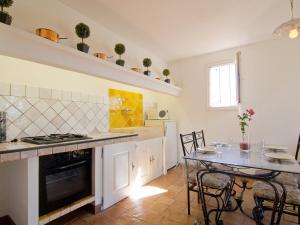 eine Küche mit einem Tisch und einem Esszimmer in der Unterkunft Holiday Home La Fabrique by Interhome in Villelaure