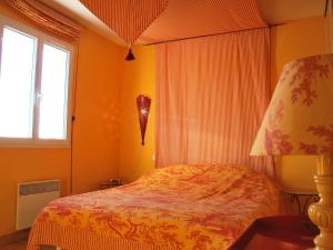 um quarto com uma cama e uma janela em Holiday Home Clos Saint Joseph by Interhome em Lagnes