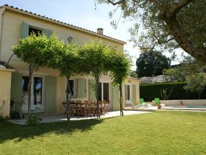 uma casa com uma mesa e cadeiras no quintal em Holiday Home Clos Saint Joseph by Interhome em Lagnes