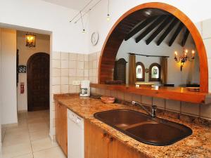 une salle de bain avec un lavabo et un miroir dans l'établissement Holiday Home Andrea by Interhome, à Balcon del Mar