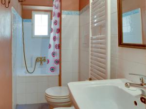 e bagno con servizi igienici, lavandino e doccia. di Apartment San Girolamo by Interhome a San Gimignano