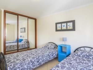 1 dormitorio con 2 camas y espejo en Apartment Apartment T2 Olhão by Interhome, en Olhão