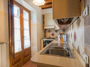 Kuchyňa alebo kuchynka v ubytovaní Apartment Il Borghetto-3 by Interhome
