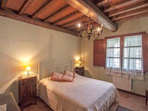 Schlafzimmer mit einem Bett und einem Kronleuchter in der Unterkunft Apartment La Chicca by Interhome in Castagno