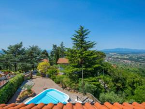 vista aerea di una casa con piscina di Apartment Poggio alla Baghera-1 by Interhome a Fornello