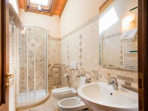 Koupelna v ubytování Apartment Il Borghetto-1 by Interhome