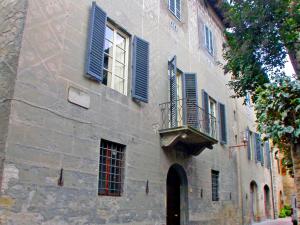 un edificio con persiane blu e un balcone. di Apartment San Girolamo by Interhome a San Gimignano
