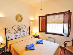 - une chambre avec un lit et 2 serviettes bleues dans l'établissement Holiday Home Lucie by Interhome, à Balcon del Mar