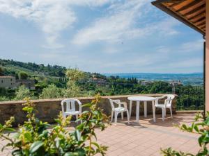 un patio con tavolo, sedie e vista di Apartment Villa Morosi-1 by Interhome a San Baronto