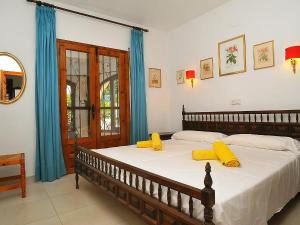 sypialnia z łóżkiem z żółtymi poduszkami w obiekcie Holiday Home Andrea by Interhome w mieście Balcon del Mar