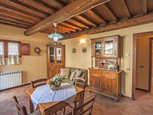 ein Wohnzimmer mit einem Tisch und einem Sofa in der Unterkunft Apartment La Chicca by Interhome in Castagno