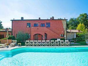 ein Haus mit einem Pool vor einem Gebäude in der Unterkunft Apartment La Chicca by Interhome in Castagno
