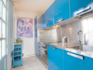 ティレニアにあるApartment Suite 48 by Interhomeのキッチン(青いキャビネット、シンク付)