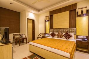 Postel nebo postele na pokoji v ubytování Hotel Aster Inn New Delhi