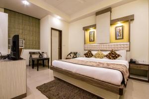 Postel nebo postele na pokoji v ubytování Hotel Aster Inn New Delhi