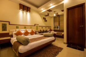 Postel nebo postele na pokoji v ubytování Hotel Aster Inn New Delhi