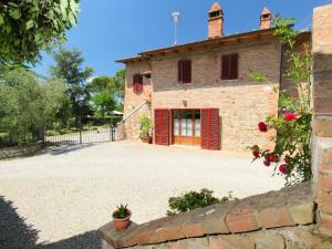 - une vue extérieure sur une maison en pierre avec une allée dans l'établissement Apartment Cinuzza Grande by Interhome, à Guistrigona