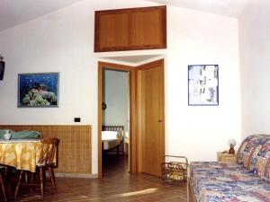 een woonkamer met een bank en een tafel bij Holiday Home Lulablu by Interhome in Drapia