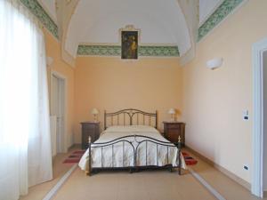 sypialnia z łóżkiem i 2 szafkami nocnymi w obiekcie Apartment Carovigno by Interhome w mieście Carovigno