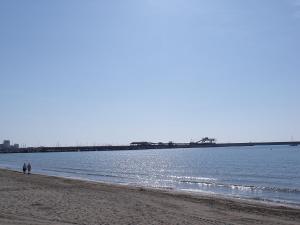 due persone che camminano su una spiaggia vicino all'acqua di Apartment Edificio Belen V by Interhome a Torrevieja