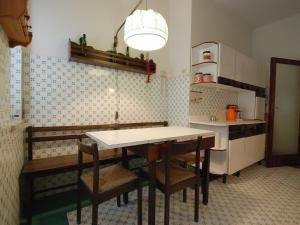 Kitchen o kitchenette sa Apartment Riviera Massa by Interhome