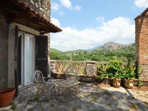 eine Terrasse mit 2 Stühlen und ein Fenster mit Aussicht in der Unterkunft Villa Torretta Serviana by Interhome in Montecelio