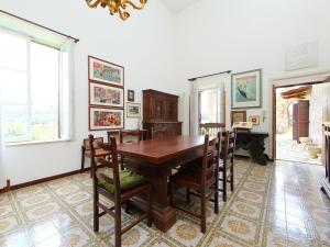 ein Esszimmer mit einem Holztisch und Stühlen in der Unterkunft Villa Torretta Serviana by Interhome in Montecelio