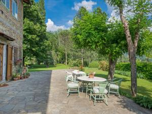 Vonkajšia záhrada v ubytovaní Apartment I Noccioli by Interhome