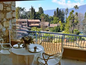 d'une table et de chaises sur un balcon avec vue. dans l'établissement Apartment Hermitage-2 by Interhome, à Porto Valtravaglia
