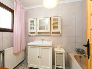 Koupelna v ubytování Holiday Home Verano by Interhome