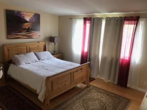 Ένα ή περισσότερα κρεβάτια σε δωμάτιο στο Costa mesa 4 bedroom home with jacuzzi