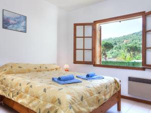 1 dormitorio con cama y ventana grande en Holiday Home Cabanyes by Interhome en Calonge