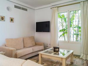 Televízia a/alebo spoločenská miestnosť v ubytovaní Holiday Home Mijas Beach by Interhome