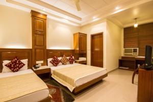Postel nebo postele na pokoji v ubytování Hotel Aster Inn New Delhi