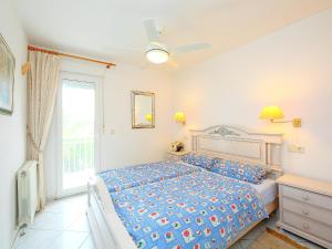 Un dormitorio con una cama grande y una ventana en Holiday Home B&B by Interhome, en Calpe