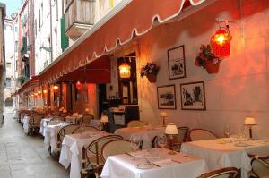 Restoran või mõni muu söögikoht majutusasutuses Antica Locanda al Gambero