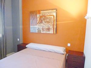 デニアにあるApartment Las Dunas-3 by Interhomeのベッドルーム1室(ベッド1台付)が備わります。壁には絵画が飾られています。