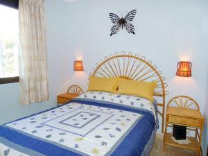 カルプにあるHoliday Home Etxe Zuri by Interhomeのベッドルーム1室(壁に蝶が描かれたベッド1台付)