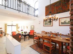 comedor y sala de estar con mesa y sillas en Villa Villa Cielo by Interhome, en Sitio de Calahonda