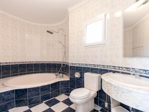 Kúpeľňa v ubytovaní Holiday Home Tossal Gros by Interhome