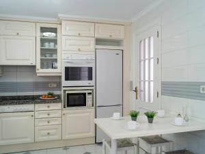 Kuchyňa alebo kuchynka v ubytovaní Holiday Home Mijas Beach by Interhome