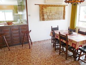 une salle à manger avec une table et une cuisine dans l'établissement Holiday Home Pia by Interhome, à Dénia