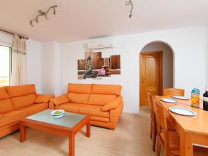 デニアにあるApartment Castillo Playa by Interhomeのリビングルーム(オレンジ色のソファ、テーブル付)