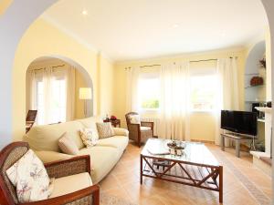 sala de estar con sofá y mesa en Villa Azul by Interhome, en Calpe